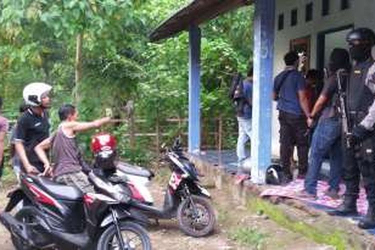 Polisi bersenjata lengkap menggerebek salah satu kamar kos di Keluarahan Lewirato, Kota Bima, Rabu (16/11/2016), dan mendapati enam orang tengah pesta sabu-sabu.