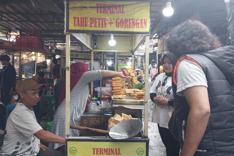 Salah satu PKL di Alun-alun Kota Batu, Juli (56) yang berjualan gorengan dengan mengalami peningkatan omzet saat libur tahun baru.