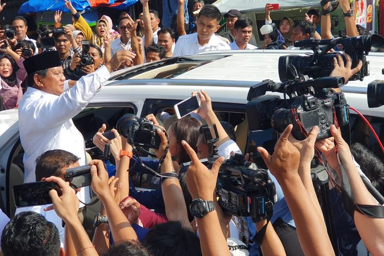 Calon presiden 02 Prabowo Subianto menemui warga usai mencoblos di di Tempat Pemungutan Suara (TPS) 041, Kampung Curug RT 02 RW 09, Desa Bojong Koneng, Kabupaten Bogor, Rabu (17/4/2019) pagi.