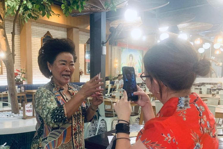 Bu Rudy salah satu legenda kuliner Surabaya sedang melakukan take video.