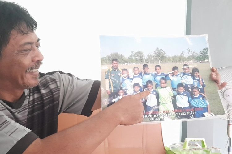 Lulus Widodo, pelatih pesepakbola Pratama Arhan masa kecil sewaktu di Blora, saat ditemui wartawan di kediamannya, Dukuh Dluwangan Blora, Jawa Tengah, Senin (29/4/2024)