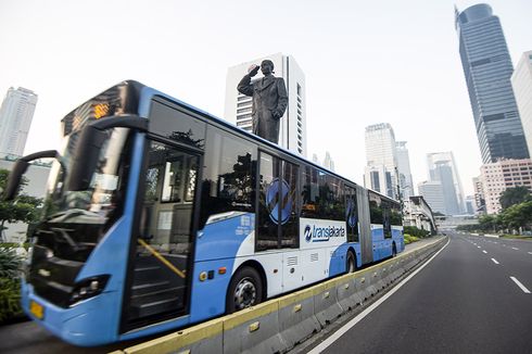 Detik-detik Aksi Heroik Sopir Transjakarta Selamatkan Perempuan yang Hendak Bunuh Diri