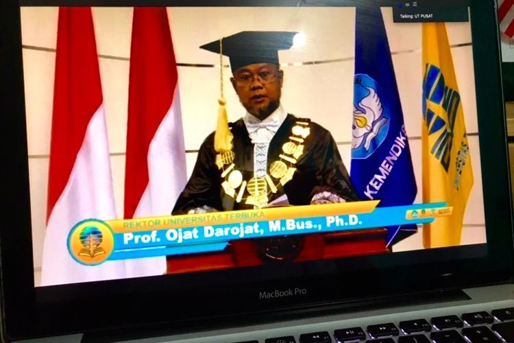 Rektor UT Prof. Ojat Darojat dalam kegiatan Upacara Penyerahan Ijazah (UPI) bagi wisudawan yang berada di Hong Kong, pada Minggu/25/04/2021. UPI 