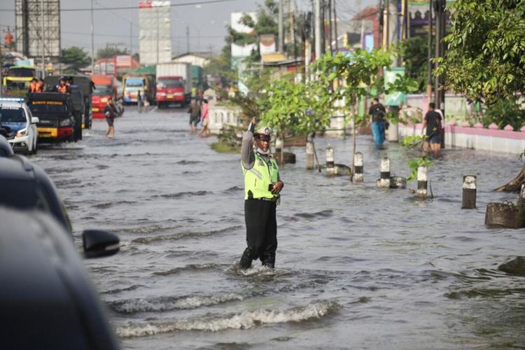 Genangan banjir di Jalan Pantura Kaligawe Semarang mulai surut. Rabu (3/1/2023)