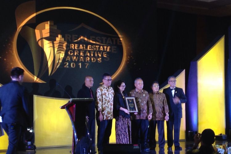 Menteri PUPR Basuki Hadimuljono dan jajaran Kementerian PUPR saat menerima penghargaan dalam ajang Real Estate Creative Awards 2017 di Hotel JS Luwansa, Jumat (11/8/2017) malam.