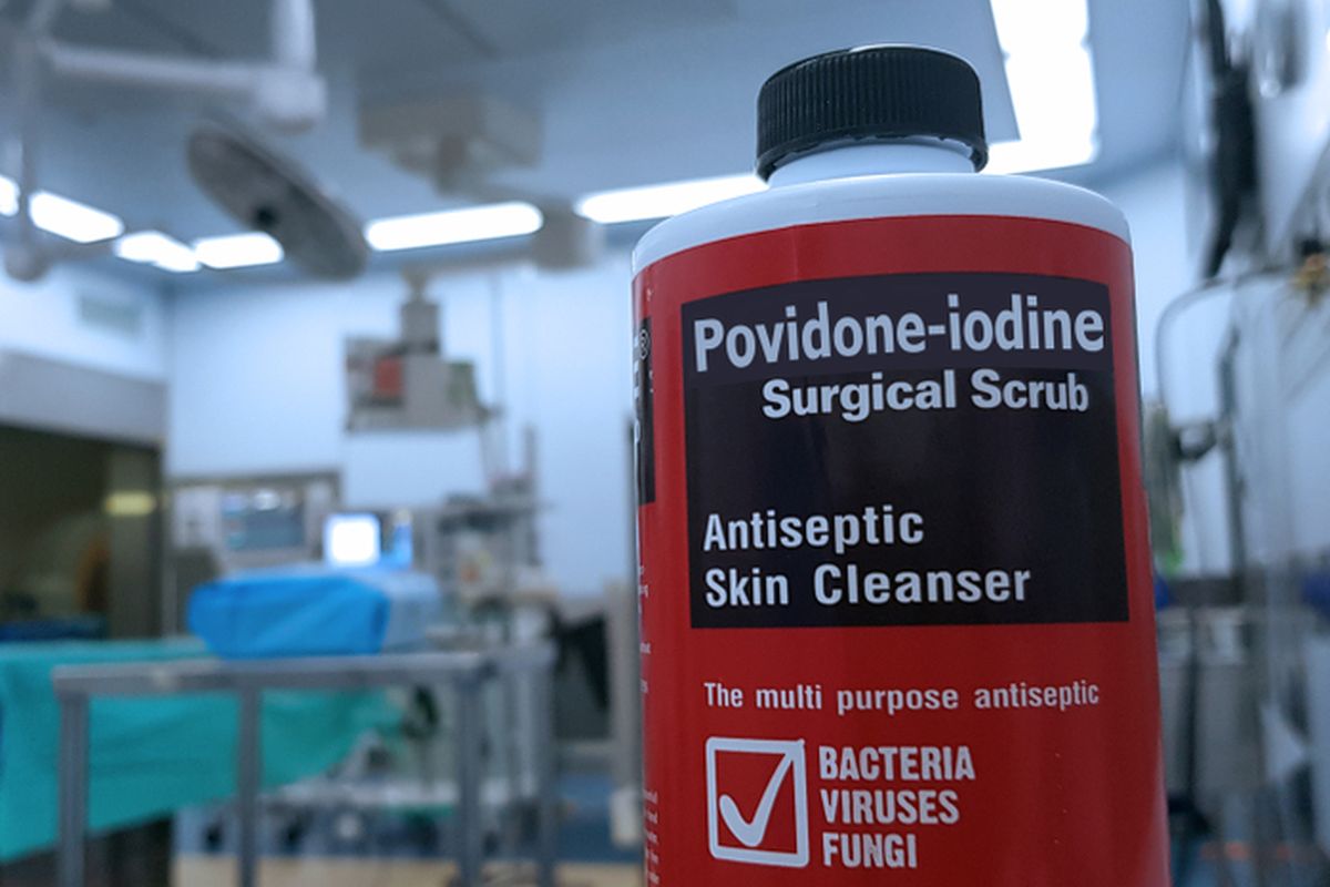 Ilustrasi Povidone-Iodine, cairan antiseptik yang dapat membunuh virus, bakteri dan jamur.