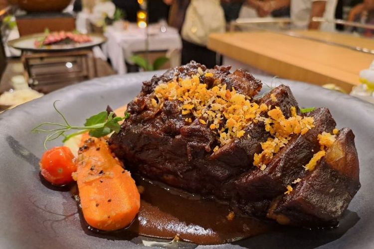 Beef Biefstuk, menu klasik ala kolonial dengan bumbu yang dimasak perlahan untuk rasa maksimal bersantap di A.RA.SA Ascott Menteng Jakarta. 