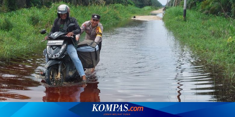 Banjir 100 Meter Genangi Jalan Kalipucang-Pangandaran, Motor Terpaksa Berhenti