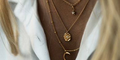 4 Tips Memilih Kalung Sesuai Bentuk Leher Busana agar Elegan