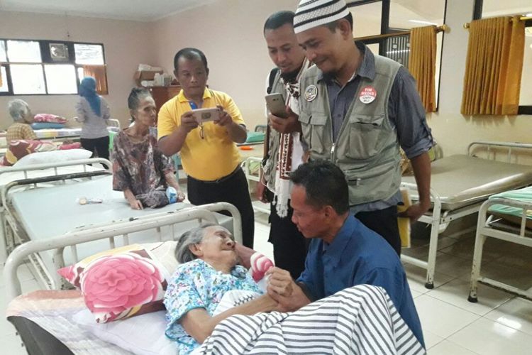 Marsiyatim (80), penghuni Panti Sosial Tresna Werdha Budi Mulia 3 kembali bertemu keluarganya setelah 55 tahun berpisah, Kamis (2/11/2017).