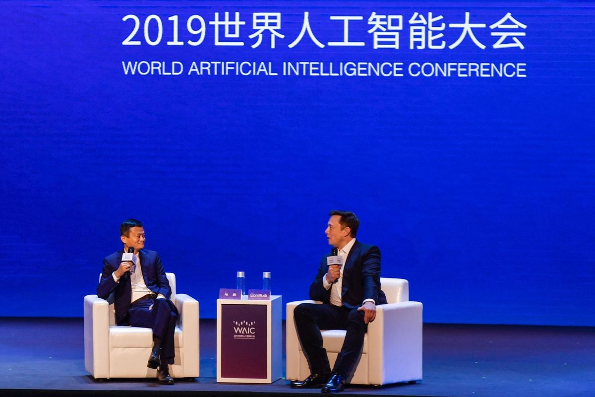 Elon Musk (kanan), pendiri dan CEO Tesla, serta Jack Ma, pimpinan UN High-Level Panel on Digital Cooperation, menjadi pembicara dalam acara World Artificial Intelligence Conference (WAIC) di Shanghai, 29 Agustus 2019.