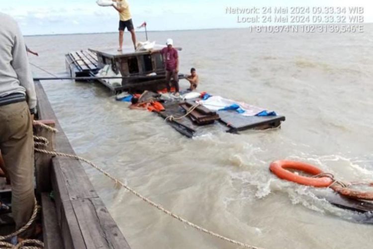 Aktivitas anak buah kapal pengangkut 40 ton beras Bulog saat memindahkan beras yang basah ke tempat yang aman, setelah kapal tersbeut karam di Pantai Beting Beras, Kabupaten Kepulauan Meranti, Kamis (23/5/2024). 