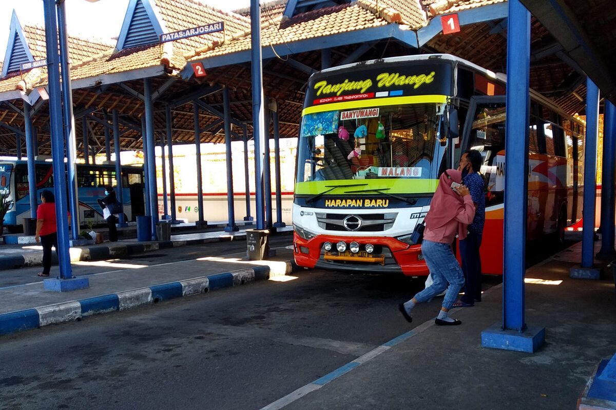 Suasana Terminal Bus Patria Blitar di Jalan Kenari, Kota Blitar, Jawa Timur, Selasa (20/4/2021)