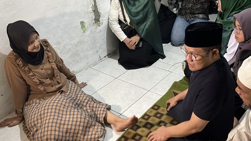 Ke Mojokerto, Cak Imin Kunjungi Ibu yang 9 Tahun Derita Gagal Saraf di Kaki