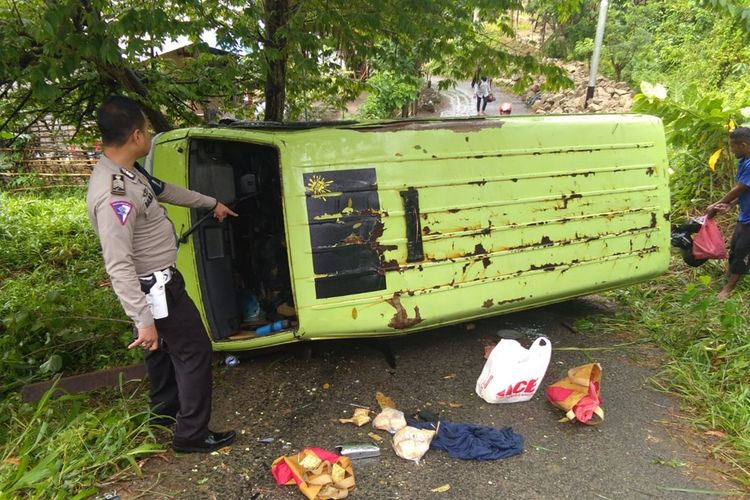 Sebuah angkutan kota (Angkot) Jurusan Kebun Cengkeh terbalik di kawasan Kampung Kolam, Ahuru, Kecamatan Sirimau Ambon, Minggu (15/9/2019). Dalam insiden tersebut seornag penumpang tewas dan dua lainnya luka-luka