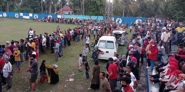 Penonton sepak bola Liga 3 Sumbar membludak hingga ke pinggir lapangan saat pertandingan Liga 3 Sumbar antara PSP Padang dengan PSKB Bukittinggi, Senin (6/12/2021) di Lapangan Sungai Sariak, Padang Pariaman. 