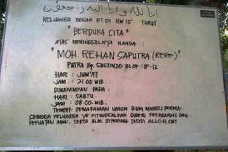 Ucapan duka cita yang terpasang di rumah Almarhum Mohammad Rehan Saputra (10), seorang siswa SD Kelas IV, warga Kecamatan Kaliwates, Jember Jawa Timur, yang meninggal dunia karena keracunan makanan ringan berupa mie lidi, Senin (20/10/2014). 