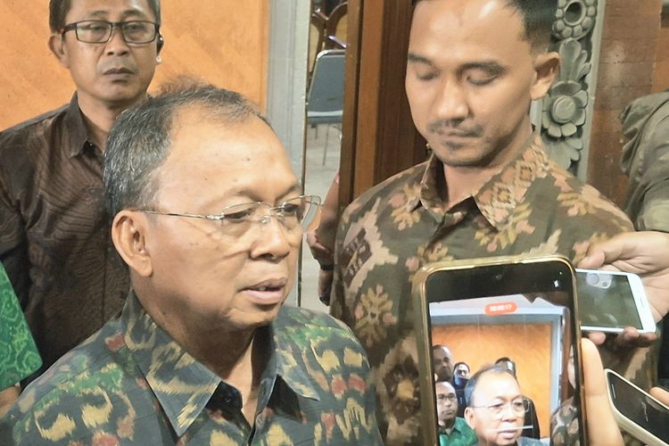 Gubernur Bali Wayan Koster saat diwawancarai awak media di Gedung Wismashaba Kantor Gubernur Bali, pada Rabu (9/7/2025). KOMPAS.com/ Yohanes Valdi Seriang Ginta