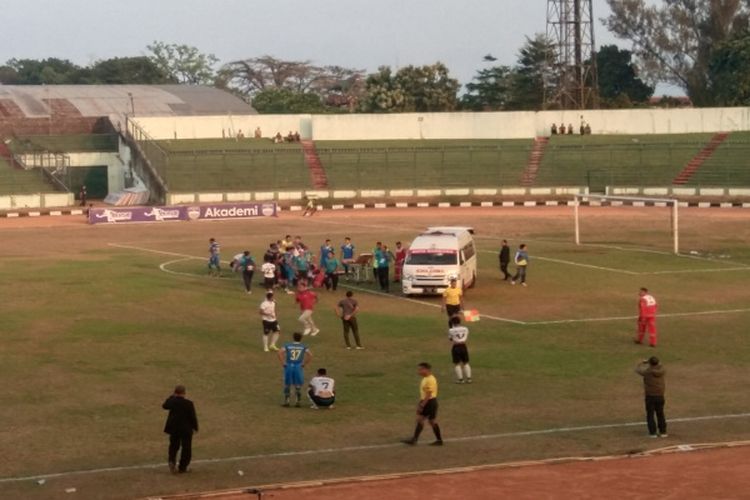 Tim medis mengevakuasi Kapten Babel United ke rumah sakit