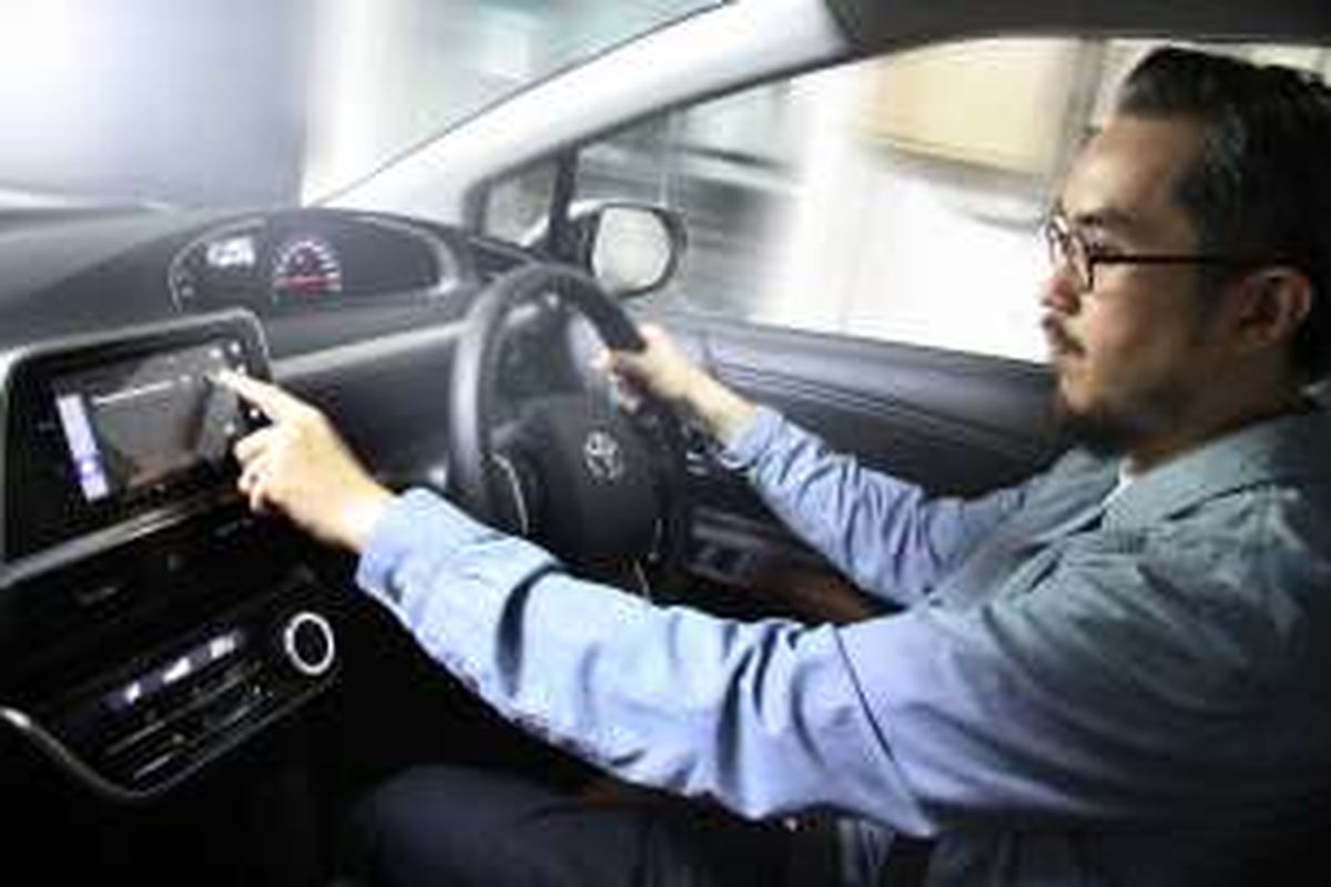 Leonard Theosabrata bersama Toyota Sienta