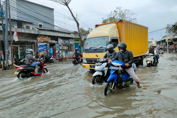 Jalan Lodan Raya, Pademangan, Jakarta Utara digenangi banjir rob setinggi 30 sentimeter pada Jumat (3/12/2021).