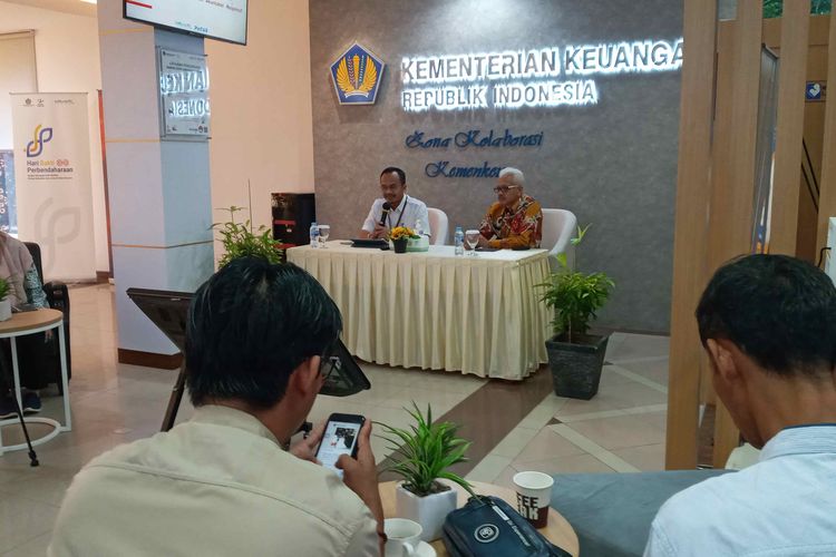 Penjelasan terkait gaji ke-13 dan pensiunan PNS di kantor perwakilan Kemenkeu di Pangkalpinang, Bangka Belitung, Kamis (30/6/2022).