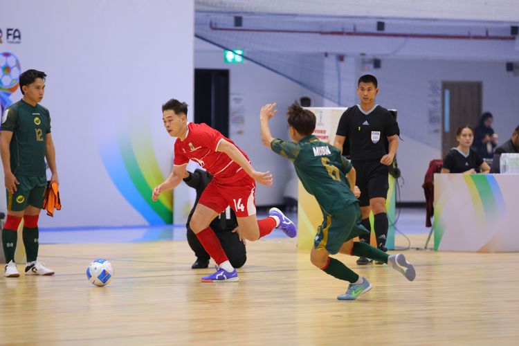 Duel Iman Anshori (kiri) dengan Nazirul Mubin (kanan) saat Timnas Futsal Indonesia kalahkan Brunei 7-0 di laga pertama ASEAN Futsal Championship 2026 pada Senin (6/4/2026) di GOR Nonthaburi, Thailand.