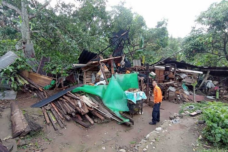 Kondisi rumah warga yang rusak akibat terkena angin puting beliung di kota Pagar Alam, Sumatera Selatan.