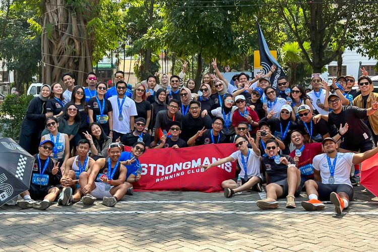 Komunitas Strong Manis Running Club yang mencarpai finis di Pocari Sweat Run Indonesia 2023 di Bandung pada Minggu (30/7/2023)