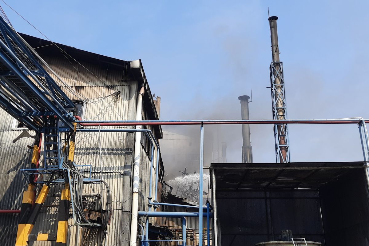 Pabrik kimia, PT Justus Sakti Raya, di Jalan Raya Cakung-Cilincing, Cilincing, Jakarta Utara, terbakar, pada Selasa (23/8/2022) siang.