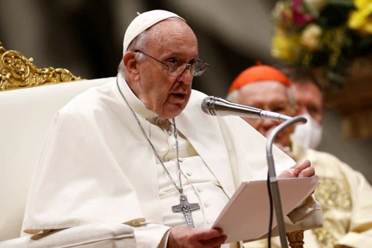 Paus Fransiskus berbicara saat menghadiri Malam Paskah di Basilika Santo Petrus di Vatikan, 16 April 2022. 
