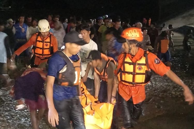 Tim SAR mengevakuasi jenazah yang ditemukan tewas akibat tenggelam di Bendung Notog Sungai Pemali Desa Wlahar, Kecamatan Larangan, Kabupaten Brebes, Jawa Tengah, Jumat (19/1/2024) malam. (Dok. Tim SAR)