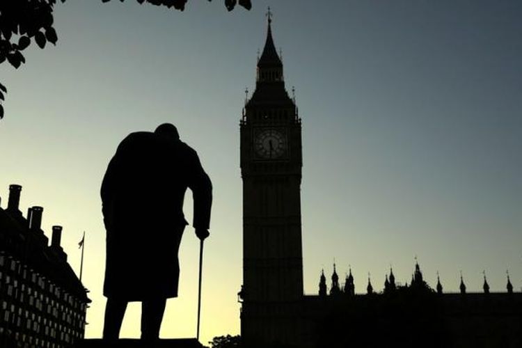 Foto patung Winston Churchill menghadap Houses of Parliament London, Jumat (24/6/2016).