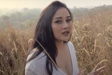 Mutia Ayu Nyanyikan Lagu 