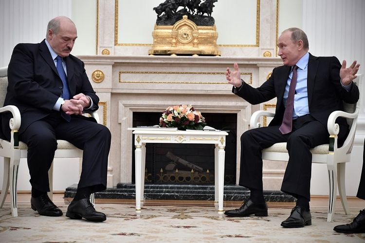 Presiden Belarus Alexander Lukashenko sedang melakukan pembicaraan dengan Presiden Rusia Vladimir Putin.