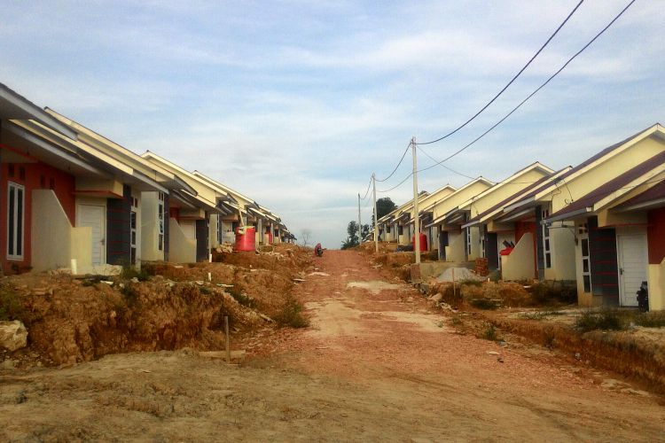 Ratusan rumah murah sudah berdiri di Kecamatan Balikpapan Utara. Meski fasilitas umum, seperti jalan dan salutan air bersih PDAM belum maksimal terbangun, warga mulai menempati komplek itu. 