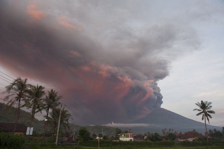 Asap dan abu vulkanis menyembur dari kawah Gunung Agung pascaletusan freatik kedua, terpantau dari Desa Culik, Karangasem, Bali, Minggu (26/11/2017). Pusat Vulkanologi dan Mitigasi Bencana Geologi menyatakan telah terjadi letusan freatik kedua pada pukul 17.20 Wita yang disusul dengan semburan asap dan abu vulkanis hingga ketinggian 3.000 meter.