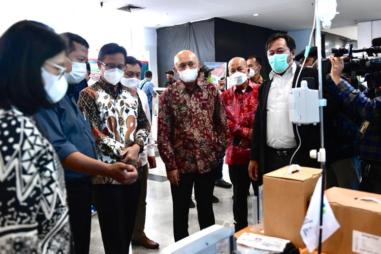 Menteri Koperasi dan Usaha Kecil Menengah (UKM), Teten Masduki meninjau acara Showcase dan Business Matching tahap 2, dengan kategori produk alat kesehatan, K3 (Keselamatan, Keamanan, dan Kesehatan) dan Wellness, Manufaktur dan Alat Berat Komunikasi, IT dan Digital 17 sub sektor Industri Kreatif lainnya di Gedung Smesco, Jakarta Selatan pada Senin (11/4/2022).