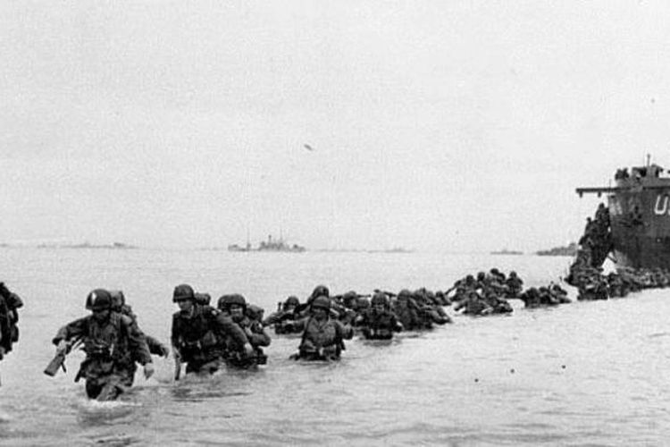 Pasukan AS keluar dari sebuah kapal pendarat yang mengantarkan mereka ke Pantai Normandia pada 6 Juni 1944. Operasi militer bertajuk Operasi Overlord itu dianggap salah satu operasi militer paling menentukan dalam Perang Dunia II.