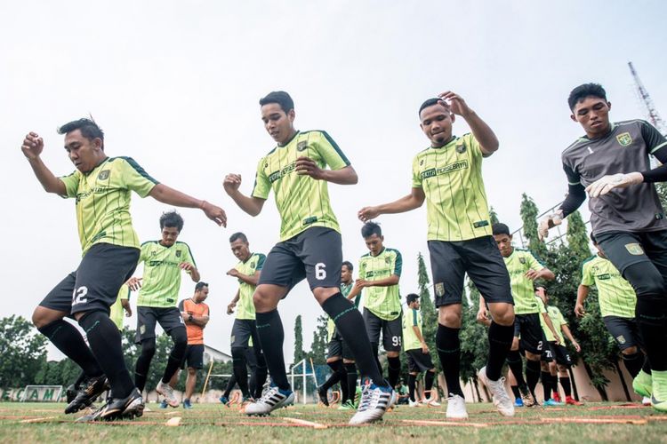Para pemain Persebaya menjalani sesi latihan di Lapangan Polda Jatim, Jumat (11/1/2019).