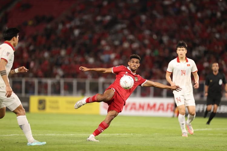 Aksi Ricky Kambuaya dalam laga leg pertama semifinal Piala AFF 2022 antara Indonesia vs Vietnam di Stadion Utama Gelora Bung Karno, Jumat (6/1/2023).