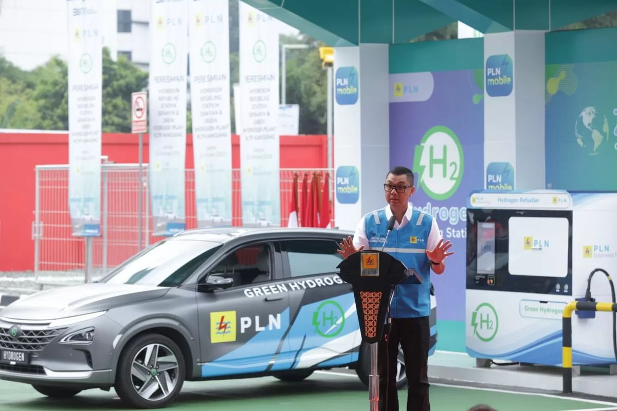 Direktur Utama PT PLN (Persero) Darmawan Prasodjo menjelaskan potensi kendaraan hidrogen sebagai transportasi masa depan lebih hemat saat meresmikan Hydrogen Refueling Station (HRS) di Senayan.