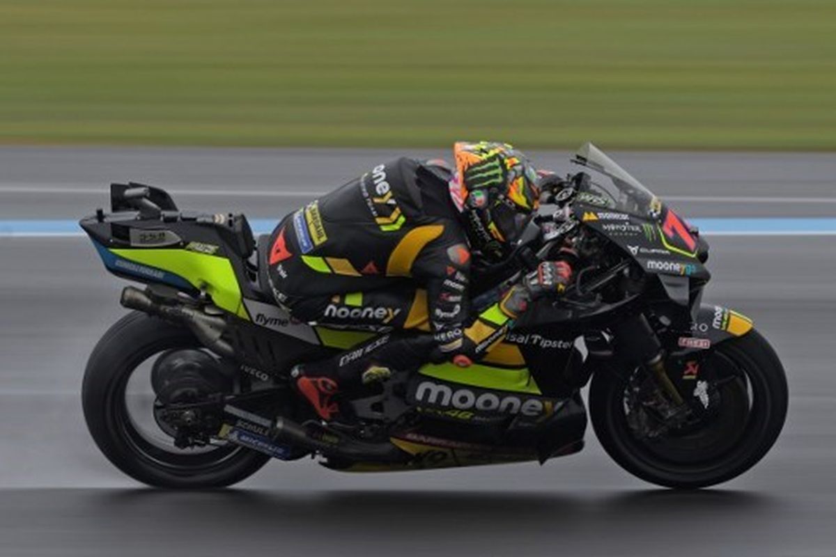 Pebalap Mooney VR46 Racing Team, Marco Bezzecchi, saat beraksi pada balapan MotoGP Argentina di Sirkuit Autodromo Termas de Rio Hondo pada Minggu (2/4/2023). Bezzecchi memenangi balapan utama dan kini memimpn klasemen MotoGP 2023. (Foto oleh JUAN MABROMATA / AFP)