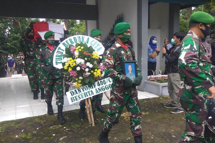 Jenazah Pratu Anumerta Ginanjar Arianda saat tiba di Taman Makam Pahlawan Kusumah Bangsa Kota Banjar, Jawa Barat, Rabu (17/2/2021).