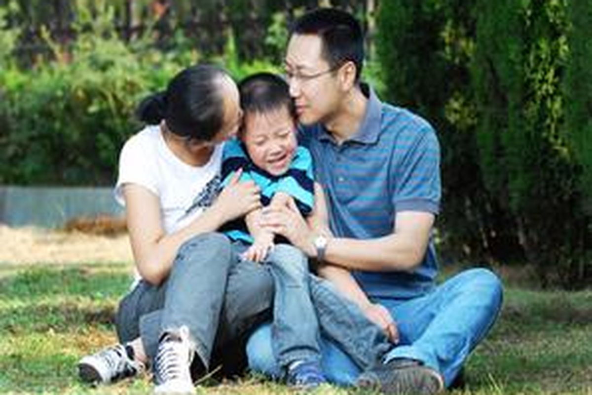 Temukan waktu tepat untuk menunjukkan afeksi kepada anak melalui pelukan atau ciuman. 