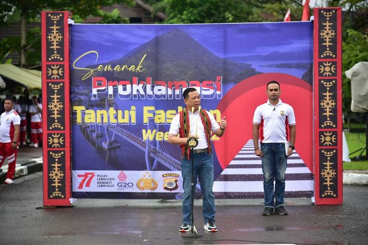 Kapolda Maluku Irjen Pol Lotharia Latif saat memberikan sambutan pada acara Tantui Fhasion Week di Lapangan Upacara Polda Maluku, Selasa (23/8/2022)