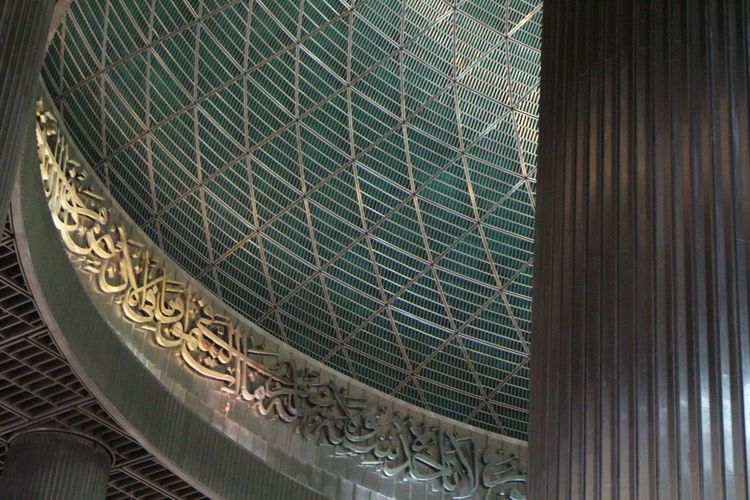Kubah Masjid Istiqlal memiliki diameter sekitar 45 meter dan dikelilingi ukiran ayat kursi