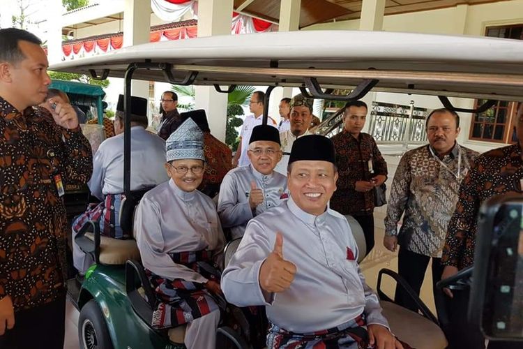 BJ Habibie bersama Gubernur Riau, Arsyadjuliandi Rachman dan Menritekdikti, Mohamad Nasir saat pembukaan acara peringatan Hari Kebangkitan Teknologi Nasional (Hakteknas) di Pekanbaru, Riau, Jumat (10/8/2018).