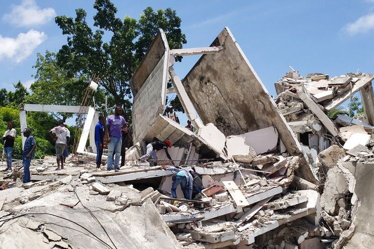 El sábado 14 de agosto de 2021, la parte trasera de la residencia de un obispo católico resultó dañada después de un terremoto en Les Case, Haití. 