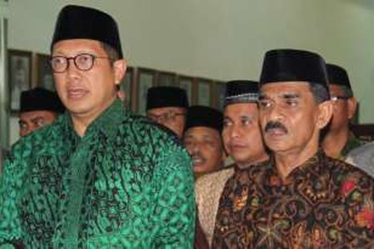 Menteri Agama RI Lukman Hakim Saifuddin (kiri) dan Bupati Aceh Utara Muhammad Thaib (kanan) saat menghadiri silaturahmi dengan ulama di Pendopo Bupati Aceh Utara, Senin (28/3/2016) malam